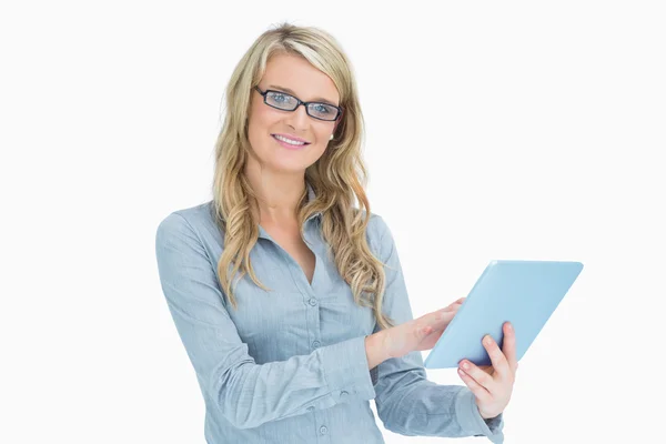 Sorrindo mulher tocando no tablet — Fotografia de Stock