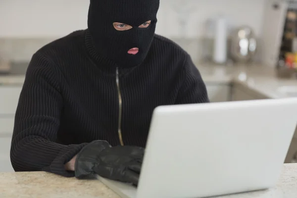 Homem hackeando um laptop desconhecido — Fotografia de Stock