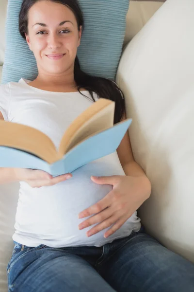 Joven prospectiva madre relajante — Foto de Stock