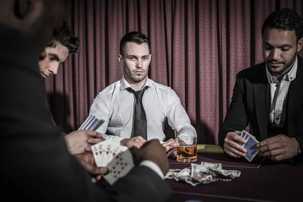 Poważny człowiek patrząc z wysokiej stawki pokera — Zdjęcie stockowe