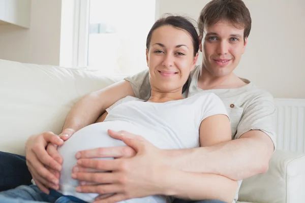 Mladý pár očekává novorozence — Stock fotografie