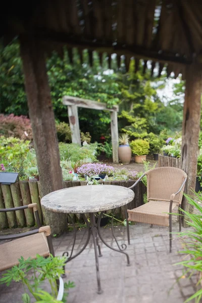 Bahçe mobilyaları ile — Stok fotoğraf