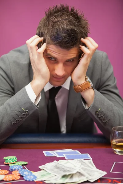 Uomo depresso in un casinò — Foto Stock