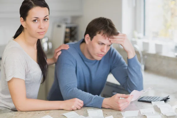 Young couple calculating the finances — Stock Photo, Image