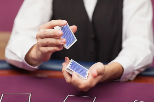 Dealer baralhar baralho de cartas em um cassino — Fotografia de Stock