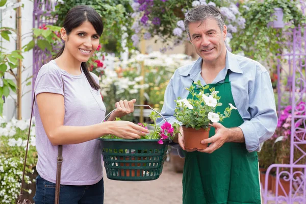 Cliente feliz com o trabalhador do centro do jardim — Fotografia de Stock