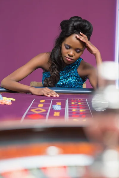 Mulher olhando chateado na mesa de roleta — Fotografia de Stock