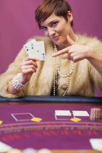 Femme dans le casino montrant des cartes — Photo