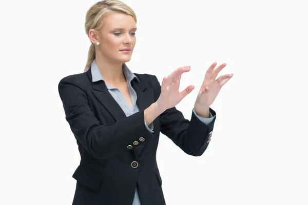 Stående affärskvinna lyfta händerna — Stockfoto
