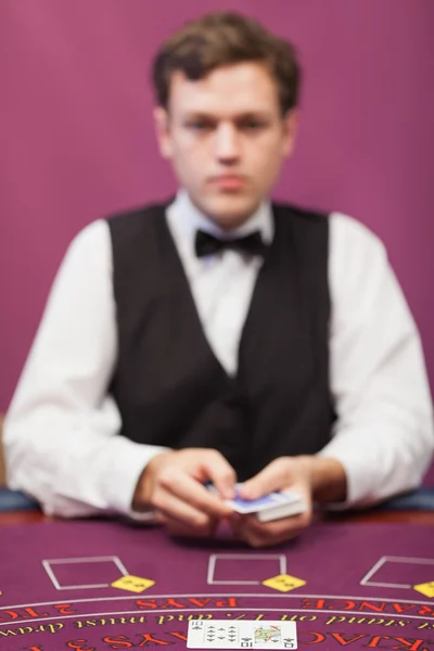 Dealer vor dem Deal im Pokerspiel — Stockfoto