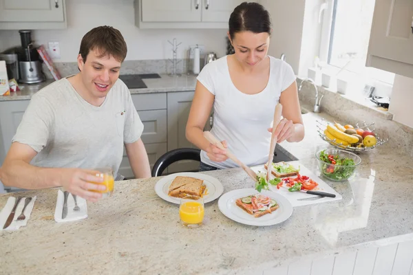 Hustru att göra smörgåsar till lunch — Stockfoto