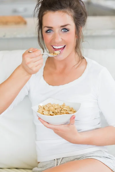 Ragazza felice mangiare cereali Immagine Stock