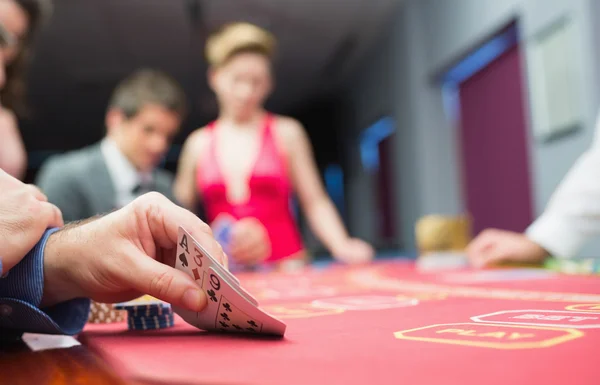 Человек поднимает руку покера — стоковое фото