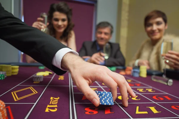 Zitten aan de tafel weddenschappen — Stockfoto