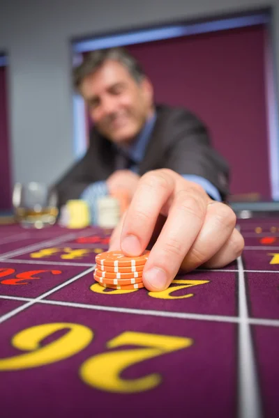 Hombre colocando la apuesta de ruleta —  Fotos de Stock