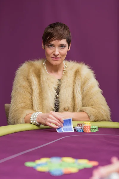 Zły kobieta przy pokerowym stole — Zdjęcie stockowe