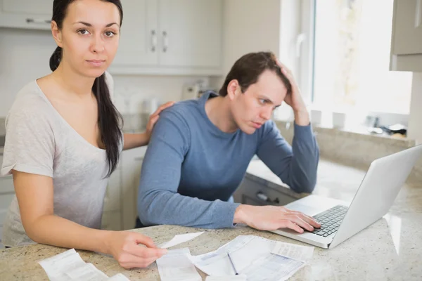 Couple focused on finances — Stock Photo, Image