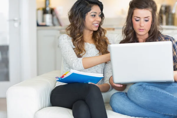 Flickan pekar ut något till vän på laptop — Stockfoto