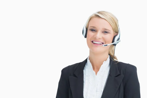 Mujer sonriendo mientras llama a un cliente —  Fotos de Stock