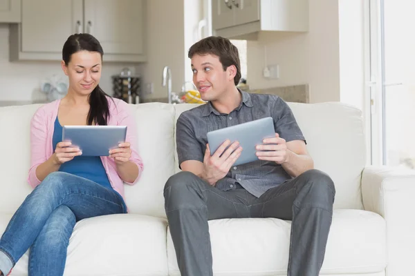 Freunde, die mit dem Tablet-Computer arbeiten — Stockfoto