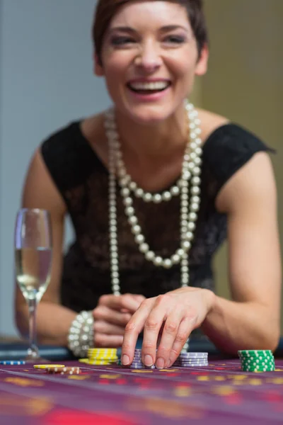 Kadını masada gülüyor — Stok fotoğraf