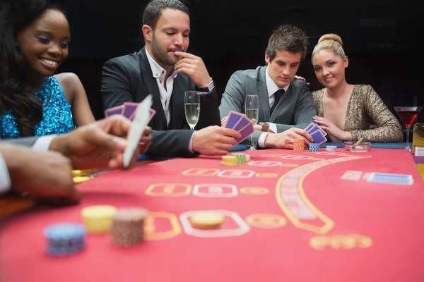 Feliz jogar poker — Fotografia de Stock