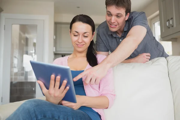 Mujer que trabaja con la tableta — Foto de Stock