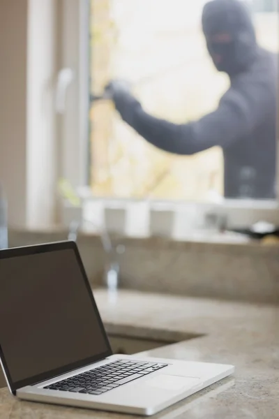 Stranger breaking a window — Stock Photo, Image