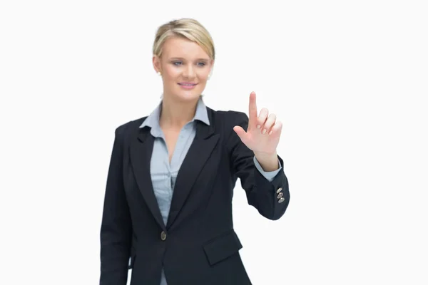 Mujer de negocios sonriente indicando — Foto de Stock