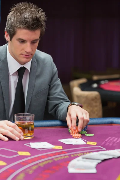 Man looking down at poker table — Stock Photo, Image