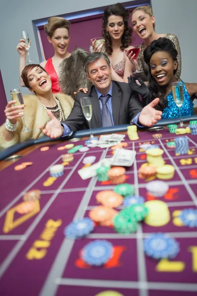 Les femmes célèbrent le succès de l'homme à la roulette — Photo