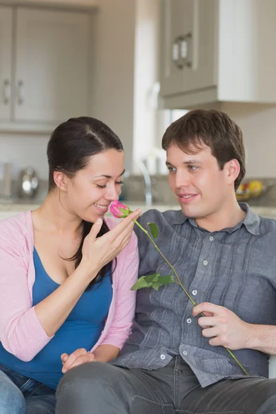 Man presenting flower to wife — Stock Photo, Image