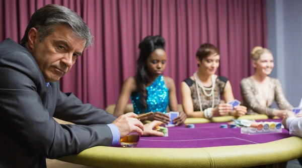 Muž sedí u stolu v kasinu — Stock fotografie
