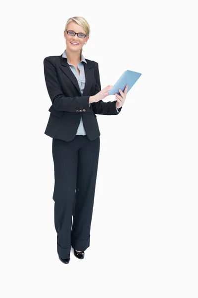Leende affärskvinna med hjälp av TabletPC — Stockfoto