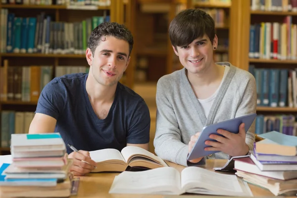 Junge Männer, die vom Studium aufschauen — Stockfoto