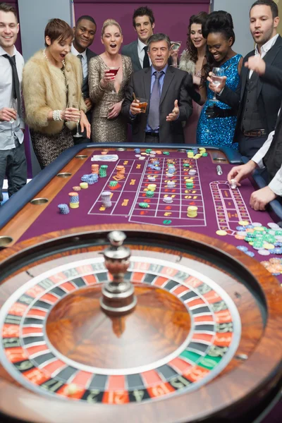 Stående vid roulettebordet — Stockfoto