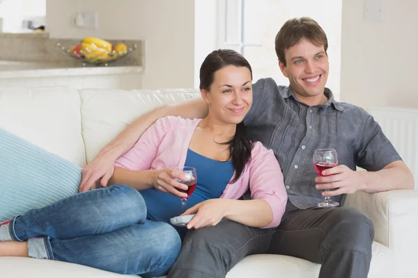 Jeune couple relaxant boire du vin — Photo