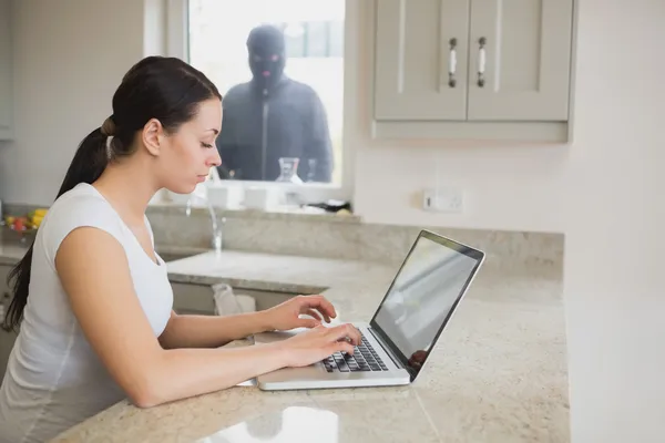 Burglar observing young woman — Stock Photo, Image