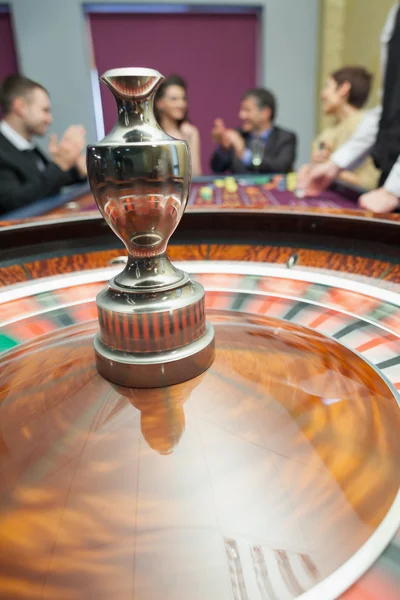 Rueda de ruleta girando alrededor — Foto de Stock