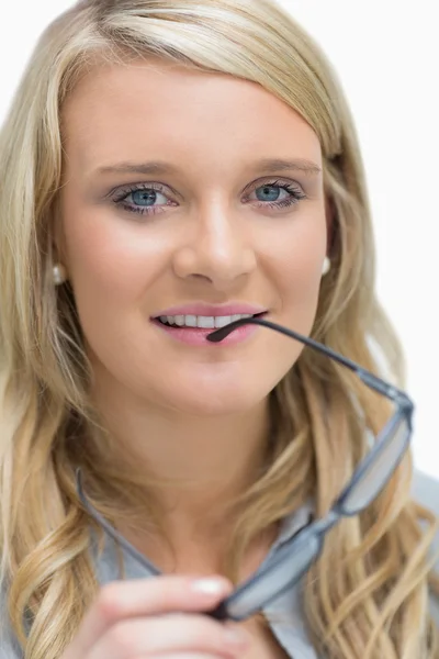 Vrouw met glazen naar haar mond — Stockfoto