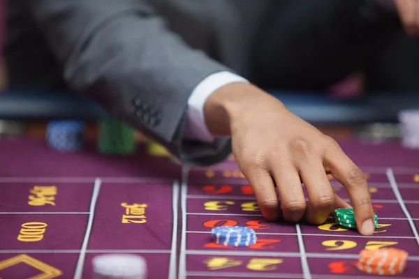 Mannen i casino utsläppande satsa — Stockfoto