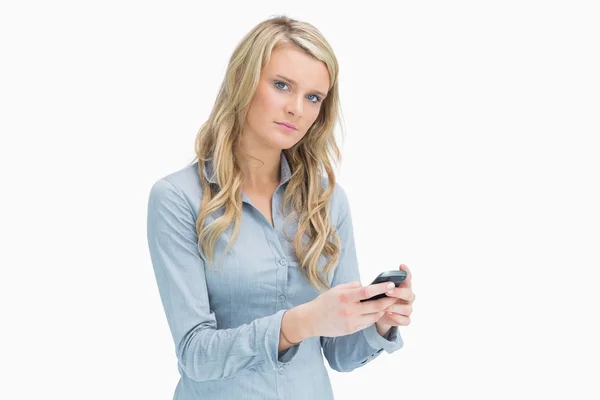 Blond kvinna textning på sin smartphone — Stockfoto
