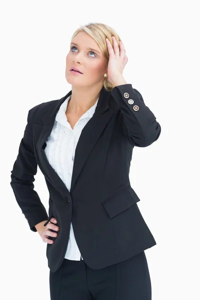 Mujer mirando hacia arriba mientras toca su cabeza — Foto de Stock