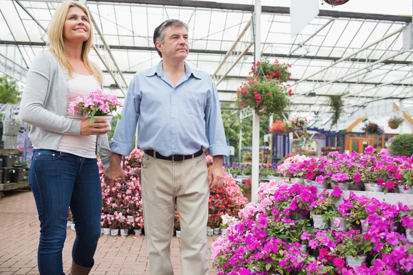 Pareja caminando alrededor de jardín centro — Foto de Stock