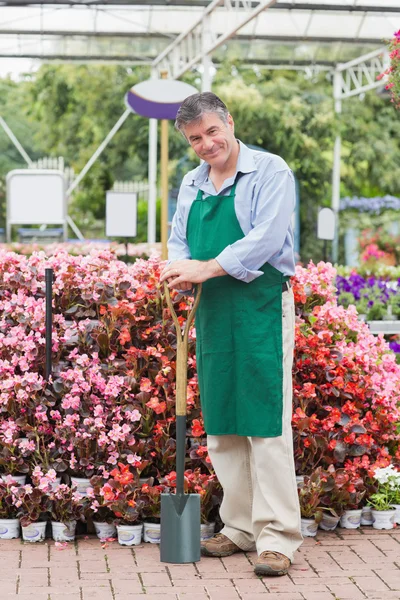 Empleado holding pala — Foto de Stock