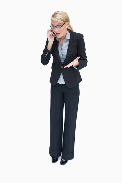 Obchodní žena s argument na telefonu — Stock fotografie