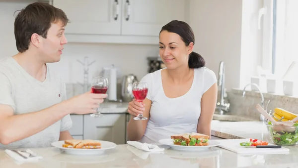 Jovem casal almoçando — Fotografia de Stock