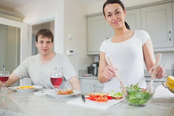 Coppia sorridente che pranza a casa — Foto Stock