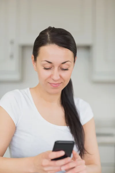 Vrouw met behulp van de mobiele telefoon — Stockfoto