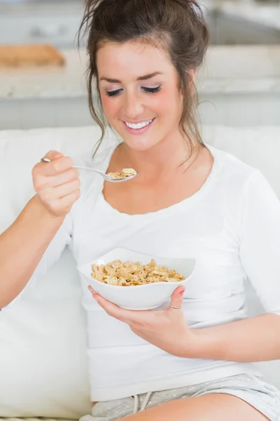 Ragazza felice avendo ciotola di cereali — Foto Stock